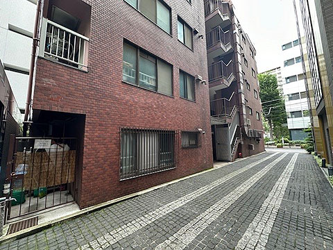 現地外観写真　外観　1981年8月築　地上6階建て　総戸数1