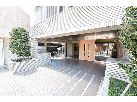 エントランス タイル張りのエントランス 自動ドアなので出入り