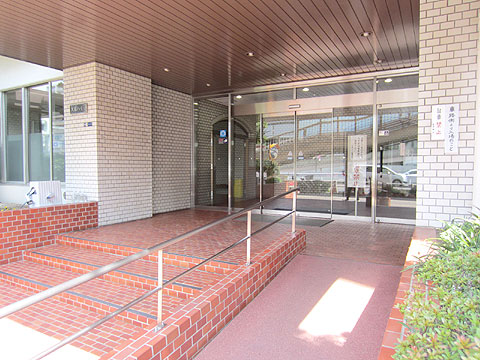 エントランス　スロープ付きマンションエントランス