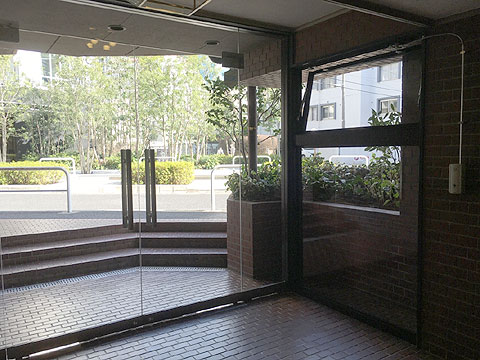 エントランス　エントランスから前面道路を臨む