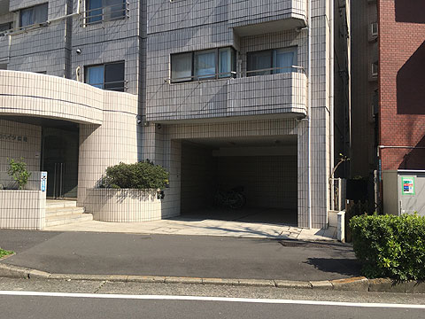 現地外観写真 共用部分とエントランス