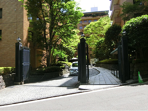 エントランス サウスゲート1