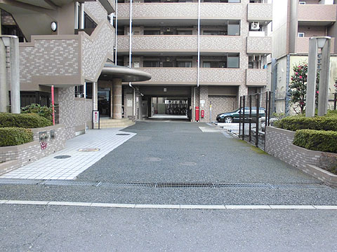 駐車場　駐車場入口