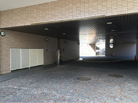 駐車場　駐車場入り口