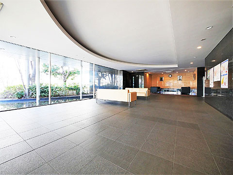 ロビー　ガラスの窓から水庭を望めるエントランスホール