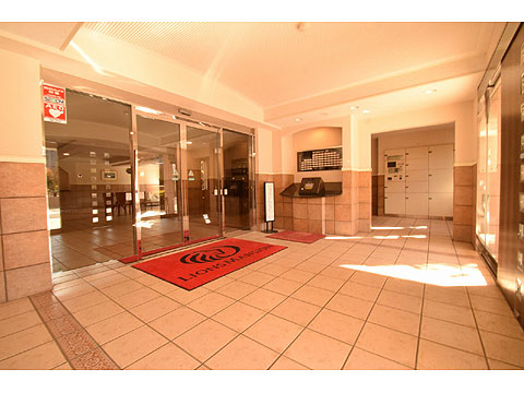 エントランス　風除室、室内のモニターで来客も確認できます。