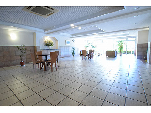 ロビー　ソファやテーブルが配置された開放的なエントランスホー