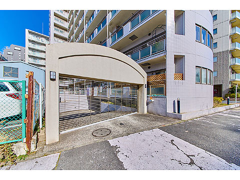 その他共用部　駐車場入口