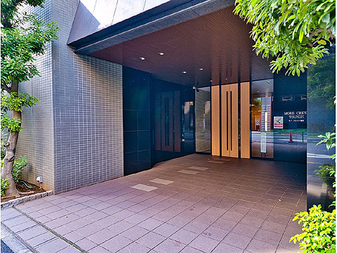 エントランス 植栽に囲まれたエントランス