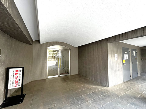 エントランス アーチ天井が印象的な落ち着きある共用空間が、住