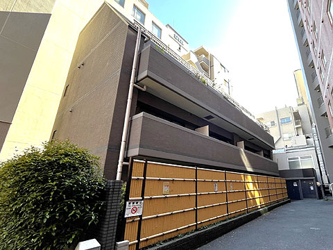現地外観写真 周囲の街並みに溶け込み、洗練された建物外観。
