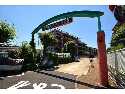 エントランス 開放的なエントランスアプローチ