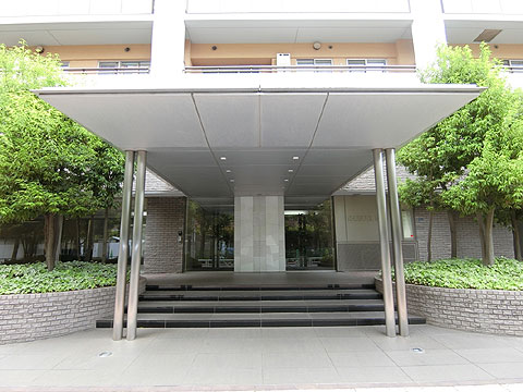 エントランス 屋根があるエントランスアプローチ