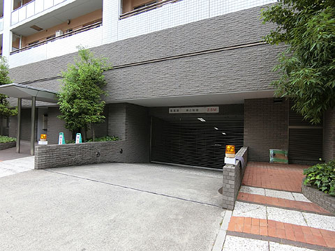 その他共用部 歩車分離された駐車場出入口