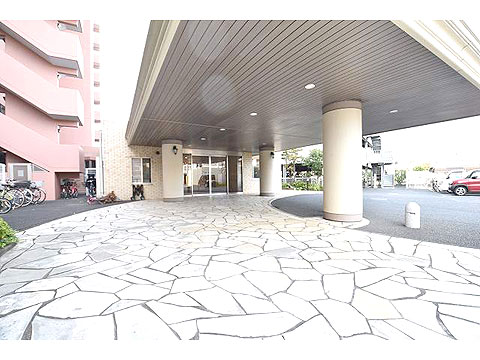 エントランス　大きな庇と車寄せのあるエントランス