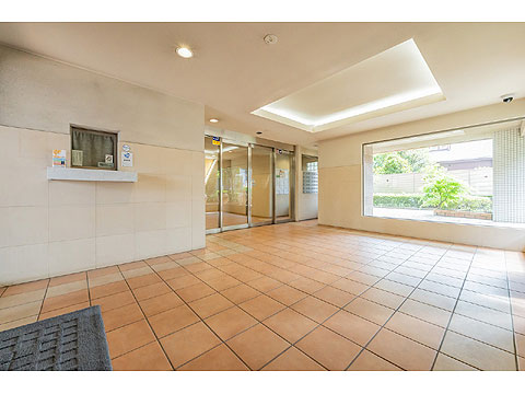 その他共用部　風除室と管理事務室