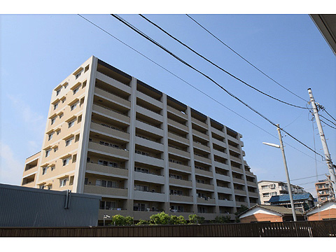 現地外観写真　逆梁工法×アウトフレーム工法が可能にしたタイル