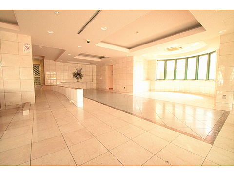 エントランス　開放的なエントランスホール