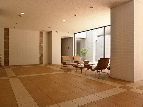 ロビー ロビーにはソファーがあり、来客用のトイレや自販機もあ