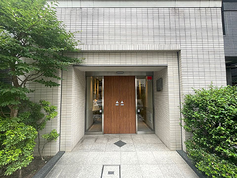 現地外観写真　エントランス外観