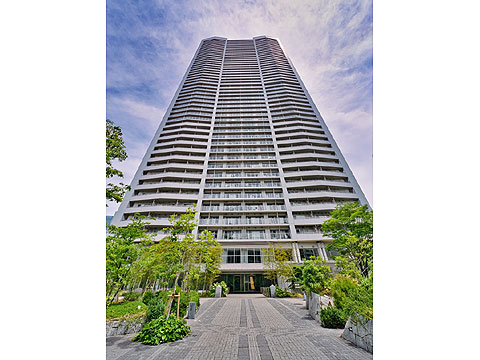 現地外観写真　免震構造の高層タワーマンション