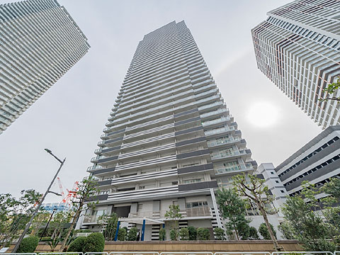 現地外観写真　2005年2月完成物件　耐震性を高める制震柱工