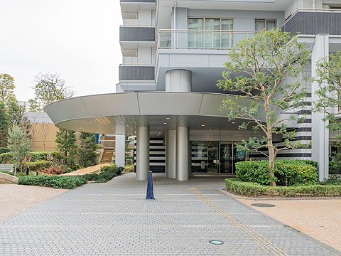 エントランス　アールの庇が印象的なエントランス