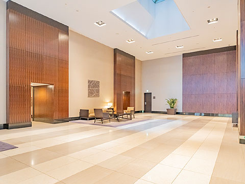 ロビー　2層吹抜の開放感あるロビー