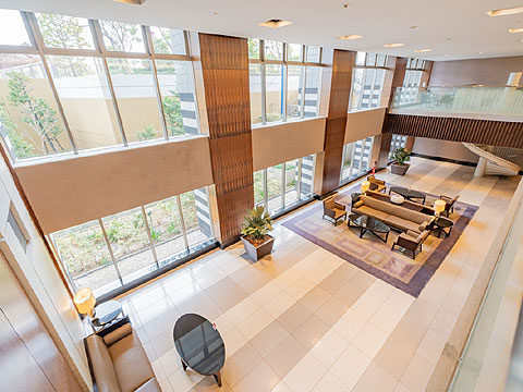 ロビー　2層吹抜の開放感あるエントランスホール（2階から撮影