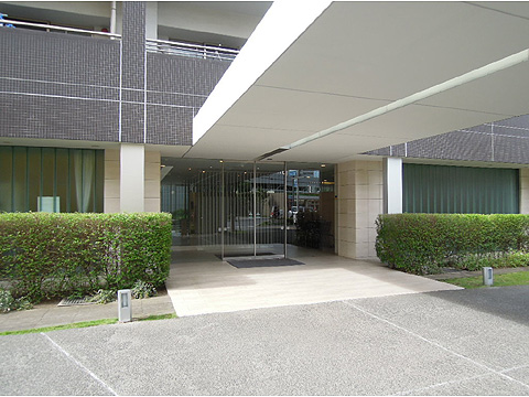 エントランス　車寄せのあるマンション入口