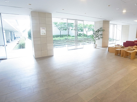 エントランス　ゆったりとした広さのあるエントランスホール