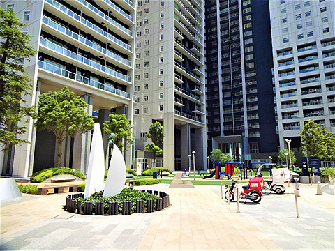 現地土地写真 各棟をつなぐ中庭