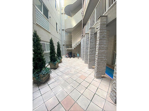 ロビー　上部吹き抜けのアプローチ