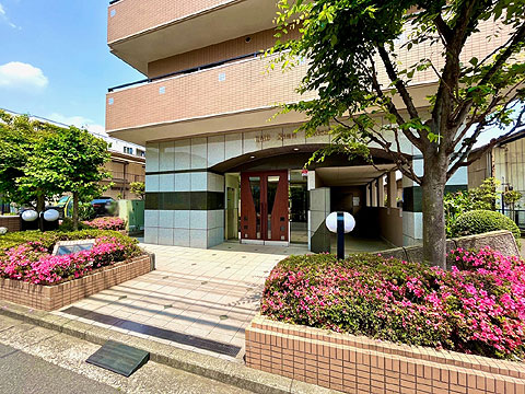 エントランス　館銘板とエントランス