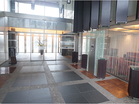 エントランス シティホテルを彷彿させる風格あるエントランス