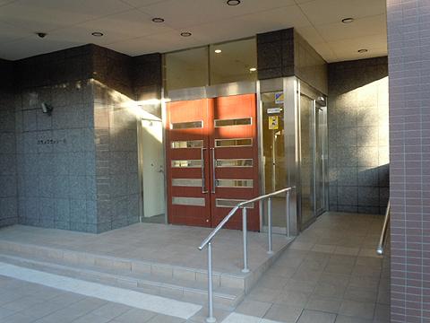 現地外観写真　１フロア３住戸のみのマンション