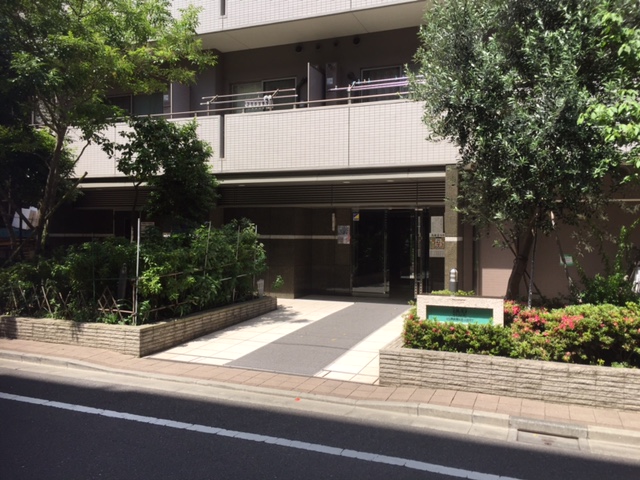 現地外観写真 豊かな植栽が安らぎを感じるエントランス外観