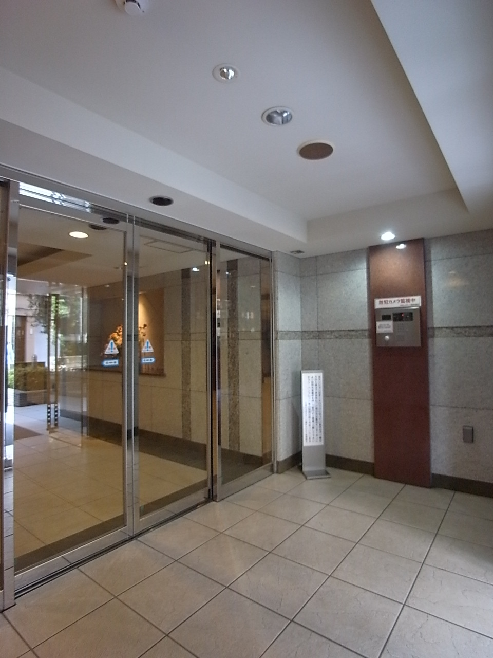 エントランス ガラス張りの風除室