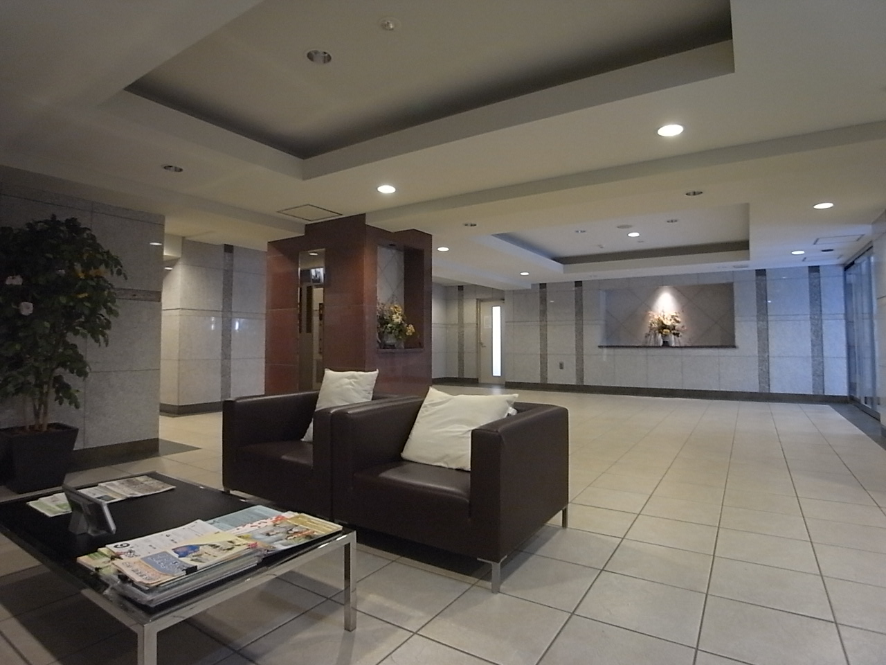 ロビー タイル張りで高級感のあるエントランスロビー