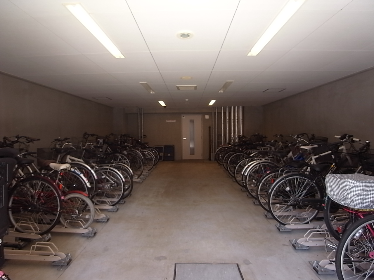 その他共用部 屋内駐輪場のため雨にも濡れず安心です。