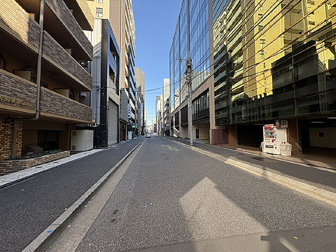 現地外観写真　エントランス前、前面道路