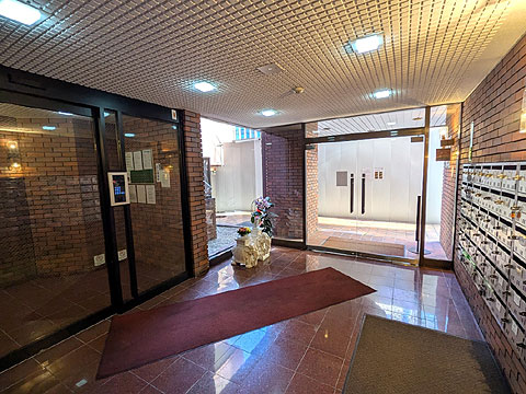 エントランス　外壁と同じレンガ色のタイルを使用した重厚感のあ