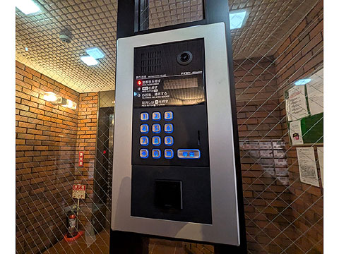 ロビー　不審者が建物内に立ち入るのを防いでくれるオートロック