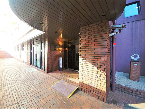 エントランス　外壁と同じくタイル張りのエントランス