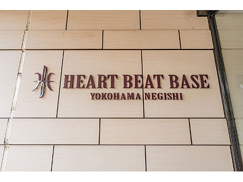 エントランス　館銘板