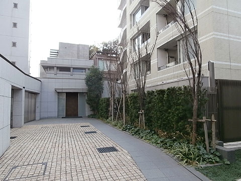 現地外観写真 建物アプローチ