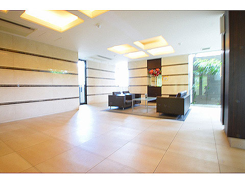 ロビー ソファーが設置されたロビー