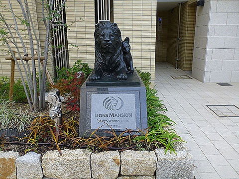 エントランス ライオン像