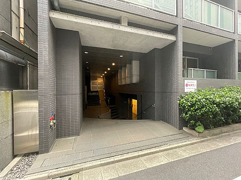 現地外観写真　エントランス外観