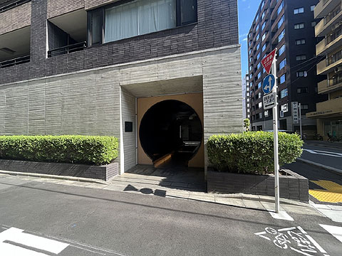 エントランス　植栽に囲まれたエントランス